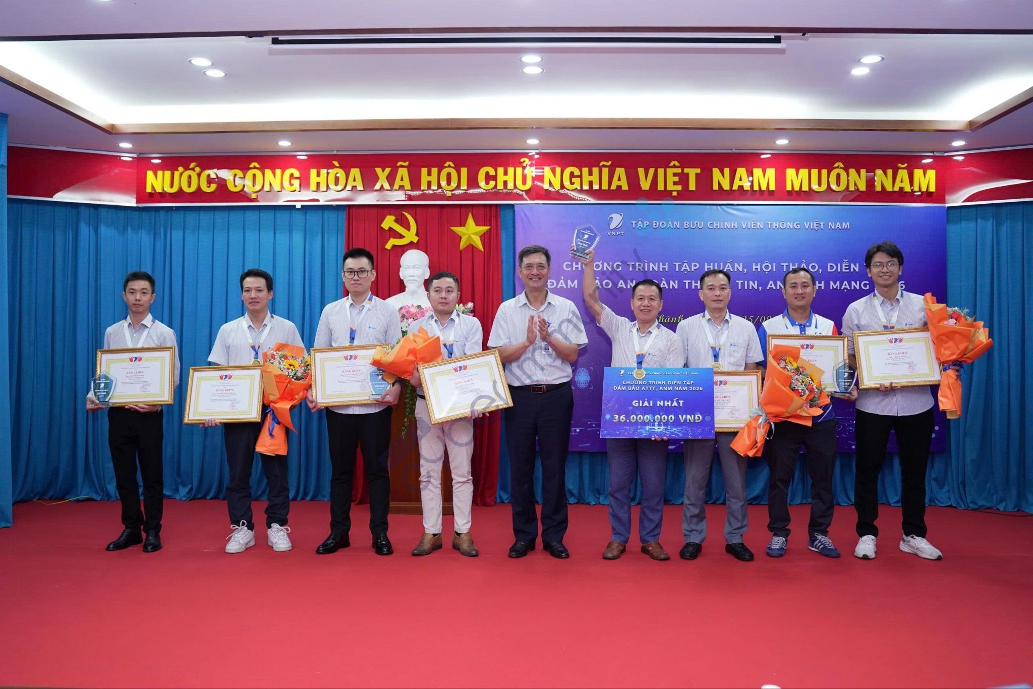 Hình ảnh Team 12 đạt Giải Nhất chung cuộc
